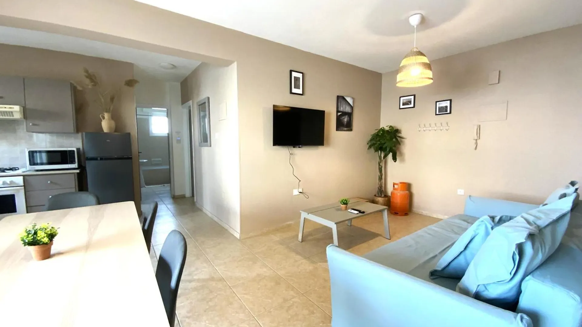2 Beachside Apts, 5Min Walk To Shore With Internet 0*, Larnaca
